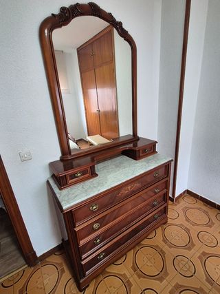 Cómoda de madera con mármol