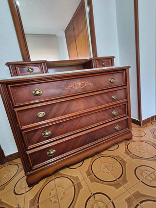 Cómoda de madera con mármol