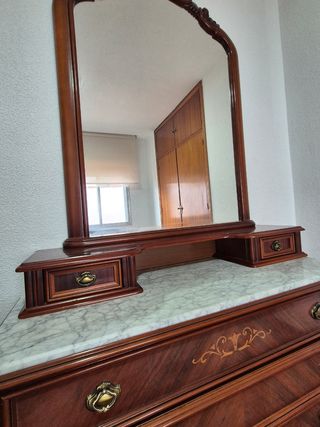 Cómoda de madera con mármol