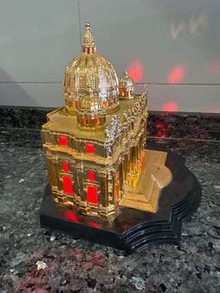 Réplica Vaticano Dorada con Luces Rojas