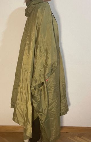 Poncho impermeable oversize verde