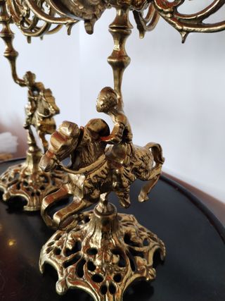 Candelabros de Bronce con Figuras de Caballeros