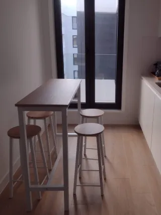 Mesa alta y 4 taburetes color blanco y madera