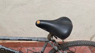 Bicicleta de montaña gris y verde