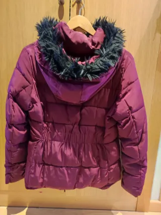 Chaqueta plumífero granate con capucha