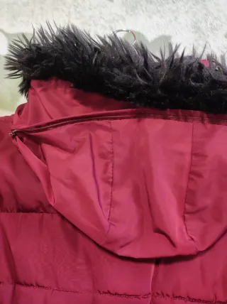 Chaqueta plumífero granate con capucha