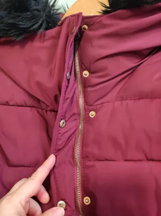 Chaqueta plumífero granate con capucha