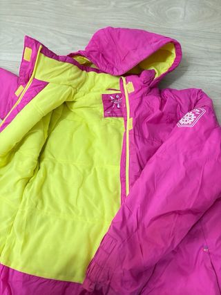 Chaqueta de esquí rosa y amarilla