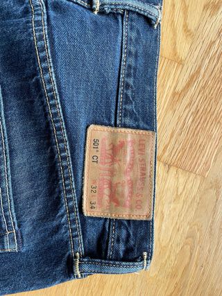 Pantalón tejano Levi's azul.