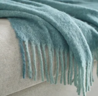 Manta y cojines decorativos