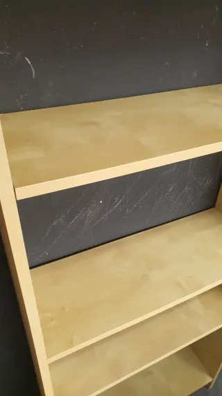 Estantería de madera clara