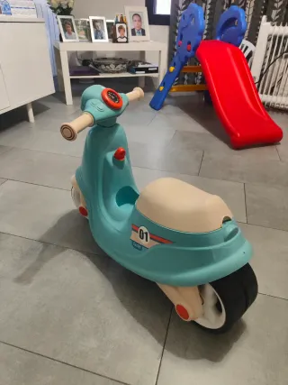 Moto de Juguete Azul y Beige