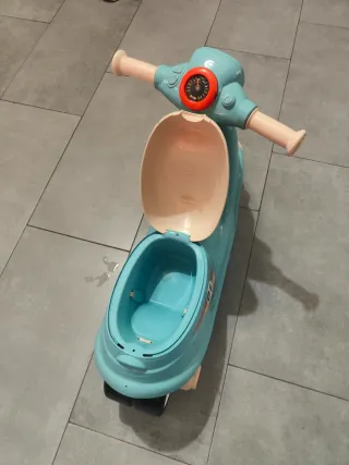 Moto de Juguete Azul y Beige