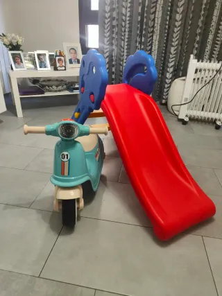 Moto de Juguete Azul y Beige