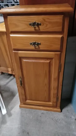 Mesilla de noche de madera con mueble auxiliar