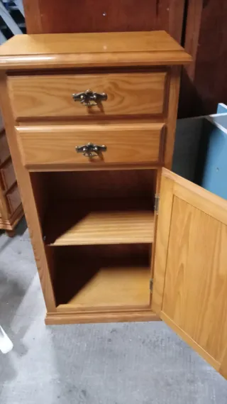 Mesilla de noche de madera con mueble auxiliar