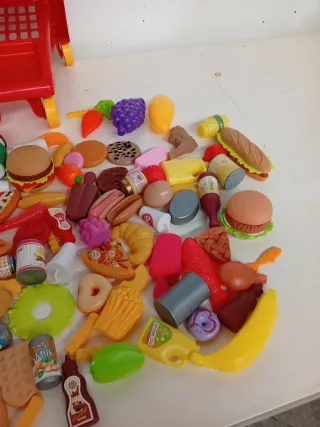 Carrito de la compra y comida de juguete