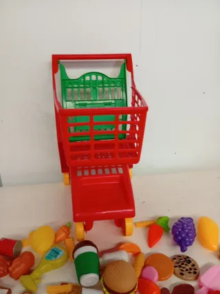 Carrito de la compra y comida de juguete