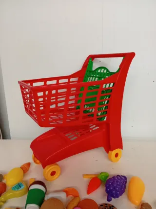 Carrito de la compra y comida de juguete