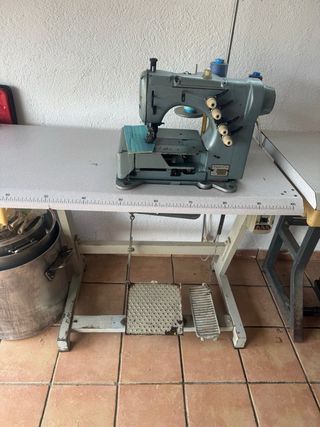 Máquina de coser Necchi verde