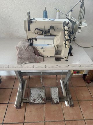 Máquina de coser Necchi verde