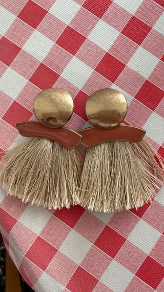 Pendientes dorados con flecos beige