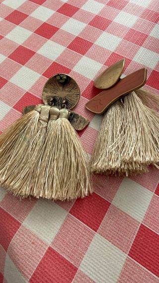 Pendientes dorados con flecos beige