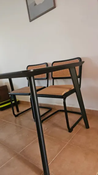 Mesa comedor negra y sillas ratán Ikea