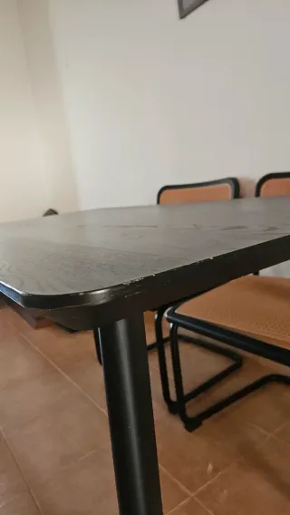 Mesa comedor negra y sillas ratán Ikea