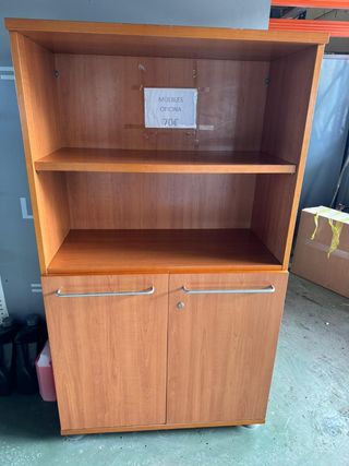 Mueble de oficina con estantes y puertas