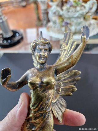 Escultura de bronce con base de mármol