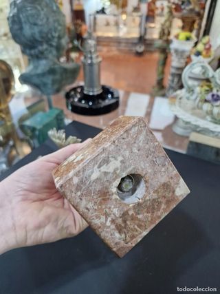 Escultura de bronce con base de mármol