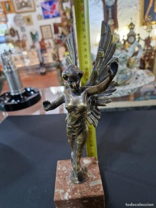 Escultura de bronce con base de mármol