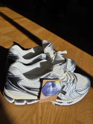 Zapatillas ASICS Plata y Blanco