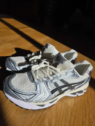Zapatillas ASICS Plata y Blanco