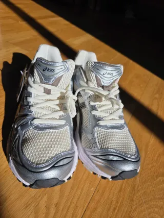 Zapatillas ASICS Plata y Blanco