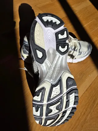 Zapatillas ASICS Plata y Blanco