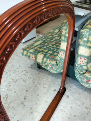 Espejo de madera con marco tallado