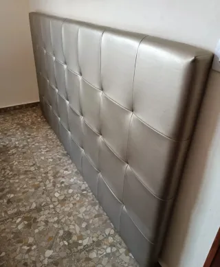 Cabecero de cama capitoné plateado