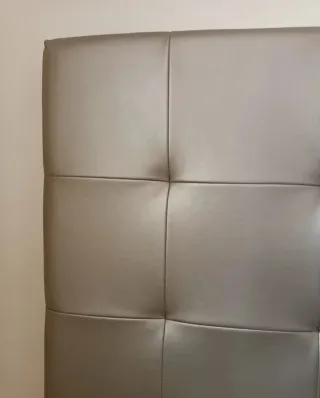 Cabecero de cama capitoné plateado