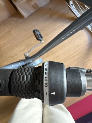 Bicicleta gris seminueva