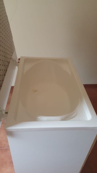 Cambiador con bañera y cajones