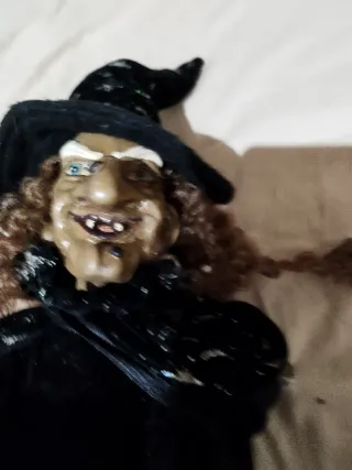 Bruja Articulada Negra  con detalles plateados .