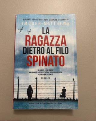 La ragazza dietro al filo spinato