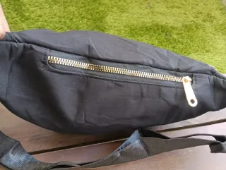 Riñonera negra con cremalleras doradas