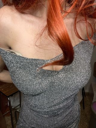 Vestido plateado brillante con escote