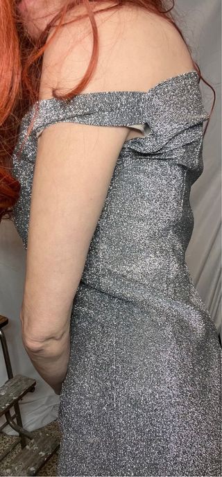 Vestido plateado brillante con escote