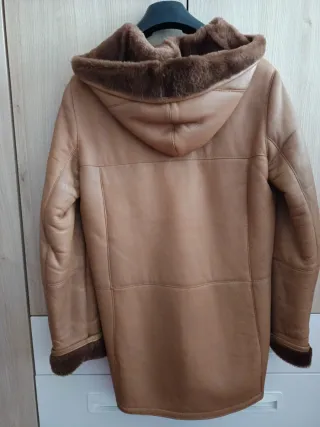 Chaquetón de piel con capucha