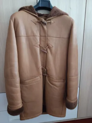 Chaquetón de piel con capucha