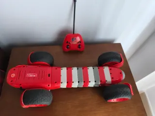 Coche teledirigido rojo y blanco